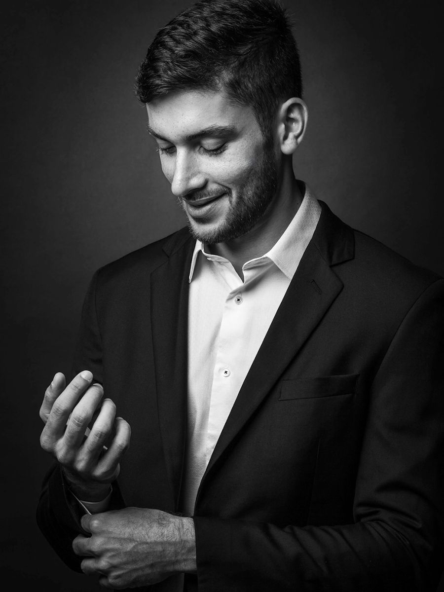 Retrato profissional de advogado em estúdio no Alto da Lapa, São Paulo, com luz elegante e fundo escuro.
