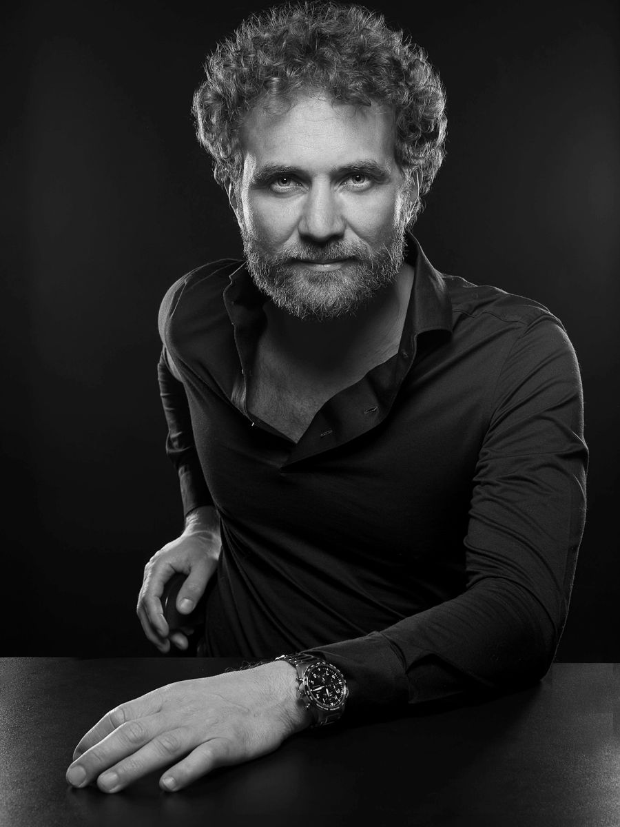 Retrato profissional de executivo em estúdio no Alto da Lapa, São Paulo, com luz elegante e fundo escuro e preto e branco.